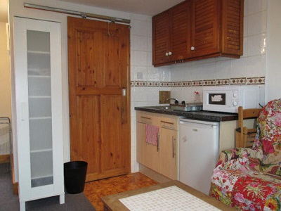 Studio flat to let on Church Street, London N16